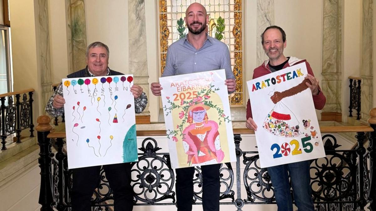 Presentación de las obras premiadas en el concurso de carteles de Carnaval organizado por el Ayuntamiento de Eibar