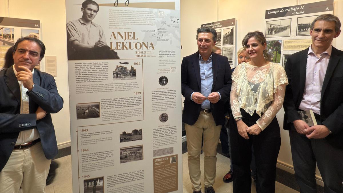 Tótem del busturiarra Anjel Lekuona.