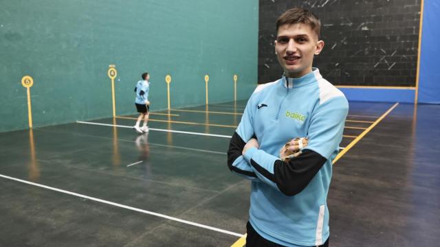 Unax Landa posa en el frontón de Beasain.