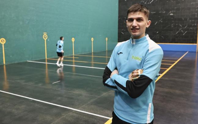 Unax Landa posa en el frontón de Beasain.