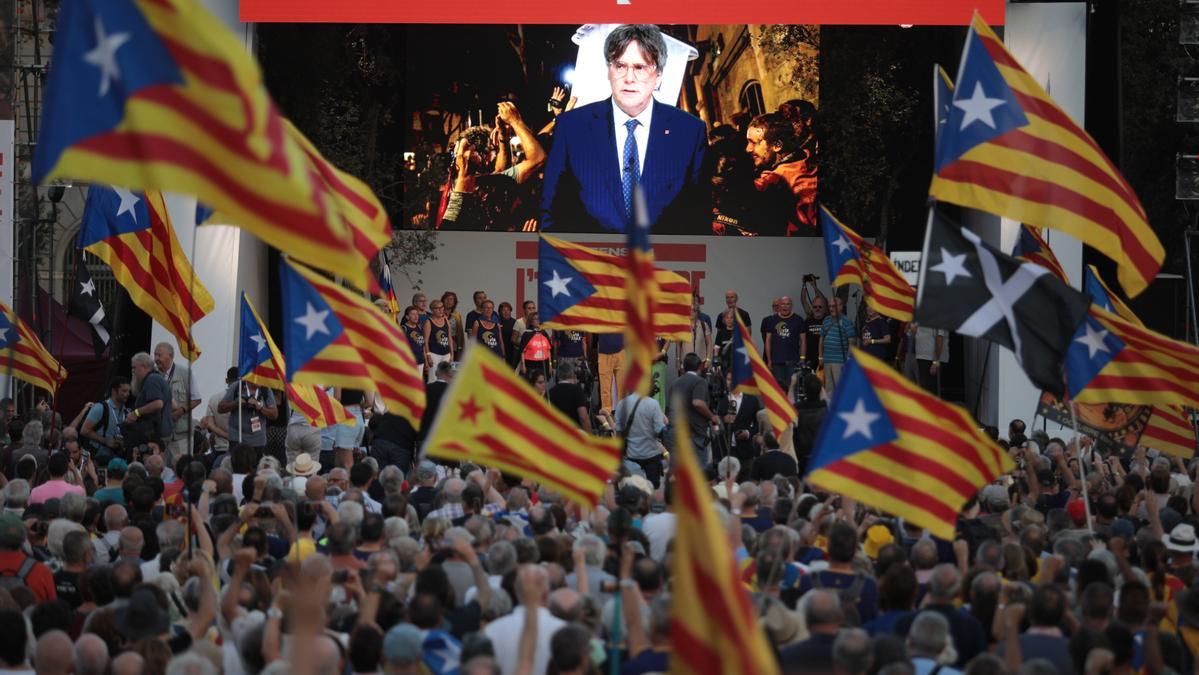 El expresident de la Generalitat, Carles Puigdemont, interviene por vía telemática en el acto por el 1 de octubre