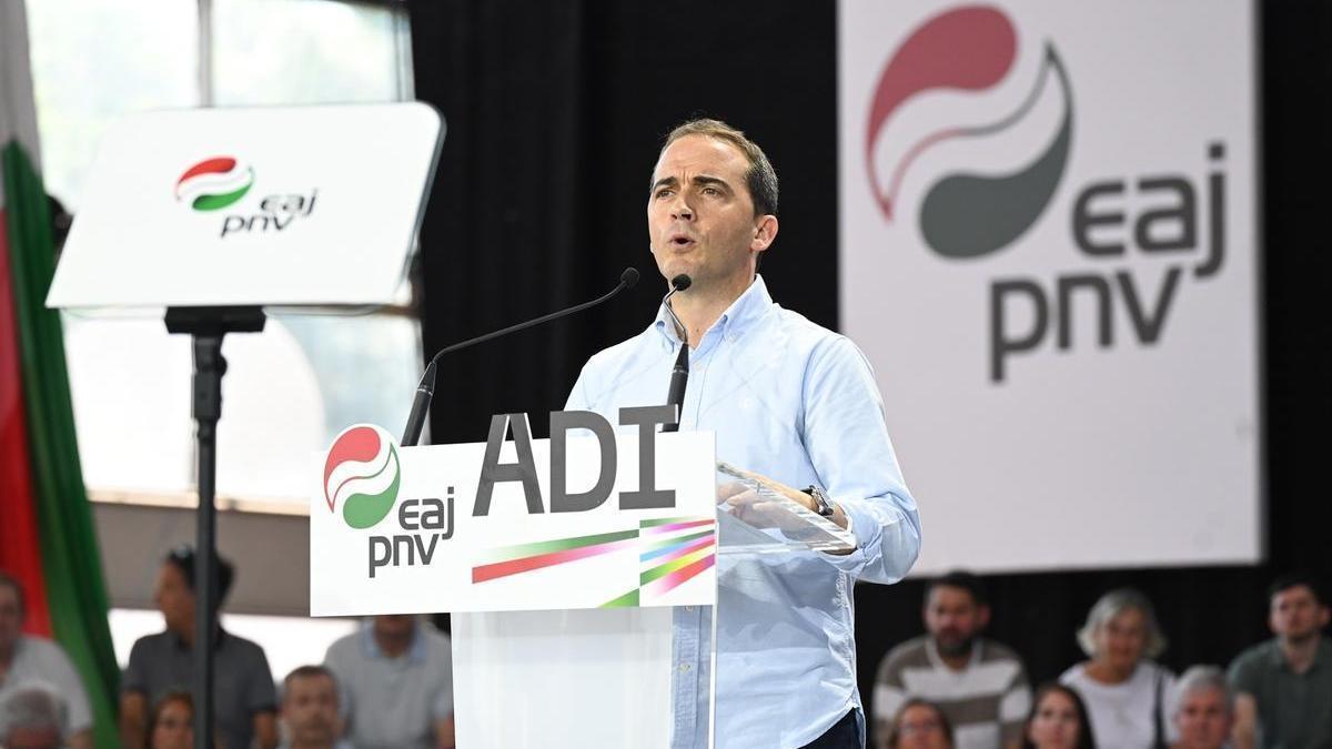 El presidente del BBB del PNV, Iñigo Ansola, durante el acto político ADI que celebraron los jeltzales en mayo