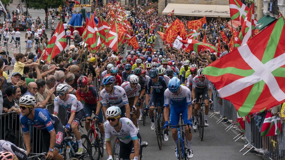 El pelotón del Tour rodeado de multitud de aficionados en Gasteiz.