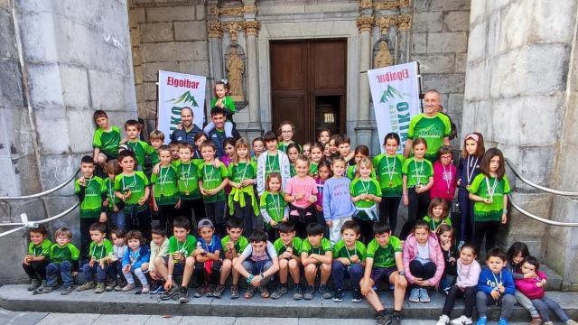 Los niños recibieron las medallas con las que se reconoce su actividad montañero a lo largo del año durante la celebración del Morkaiko Eguna / Aitor Los niños recibieron las medallas con las que se reconoce su actividad montañero a lo largo del año durante la celebración del Morkaiko Eguna