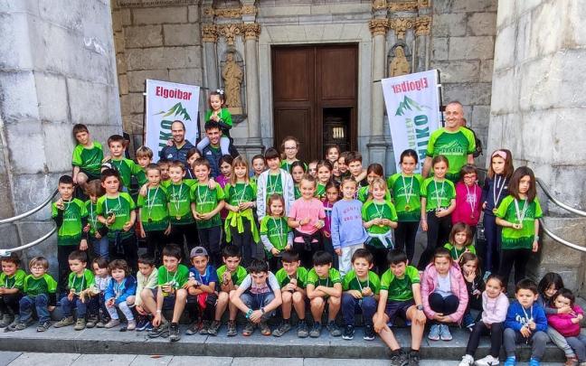 Los niños recibieron las medallas con las que se reconoce su actividad montañero a lo largo del año durante la celebración del Morkaiko Eguna / Aitor Los niños recibieron las medallas con las que se reconoce su actividad montañero a lo largo del año durante la celebración del Morkaiko Eguna