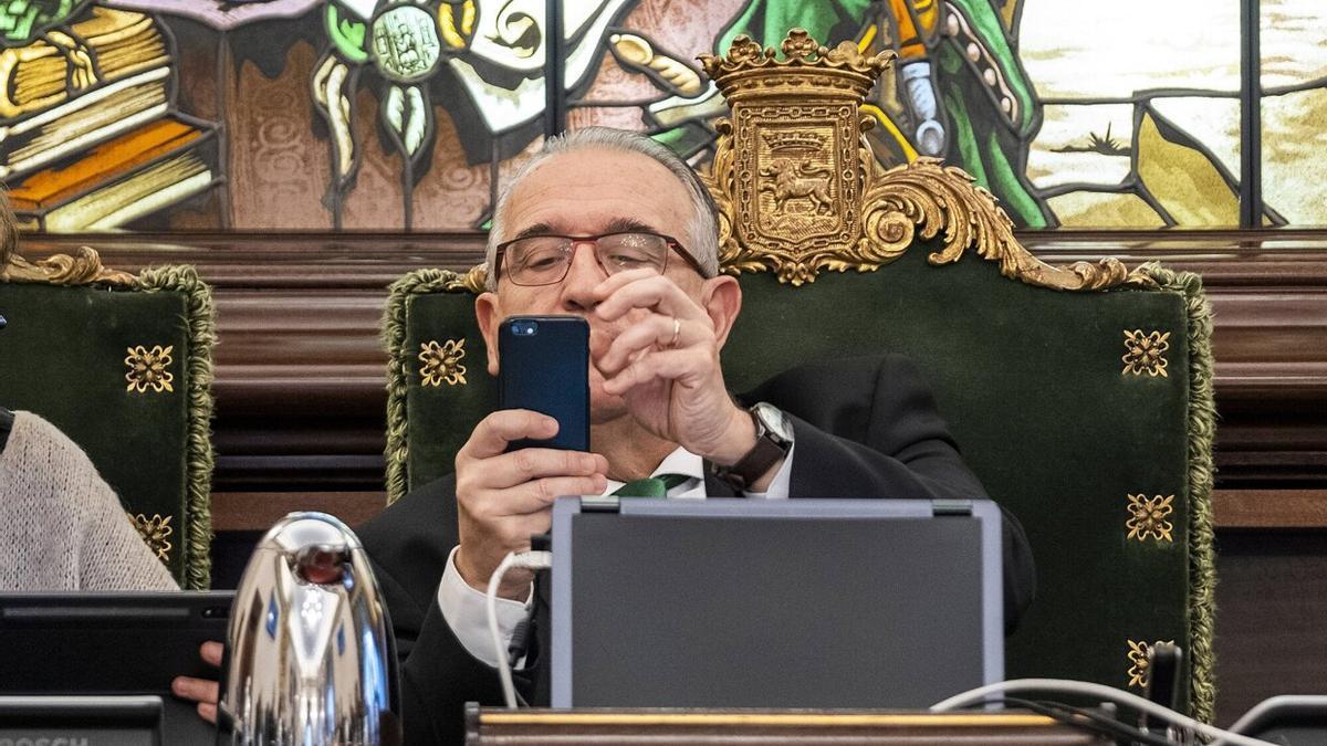 Maya revista el teléfono móvil durante un pleno del Ayuntamiento de Pamplona.