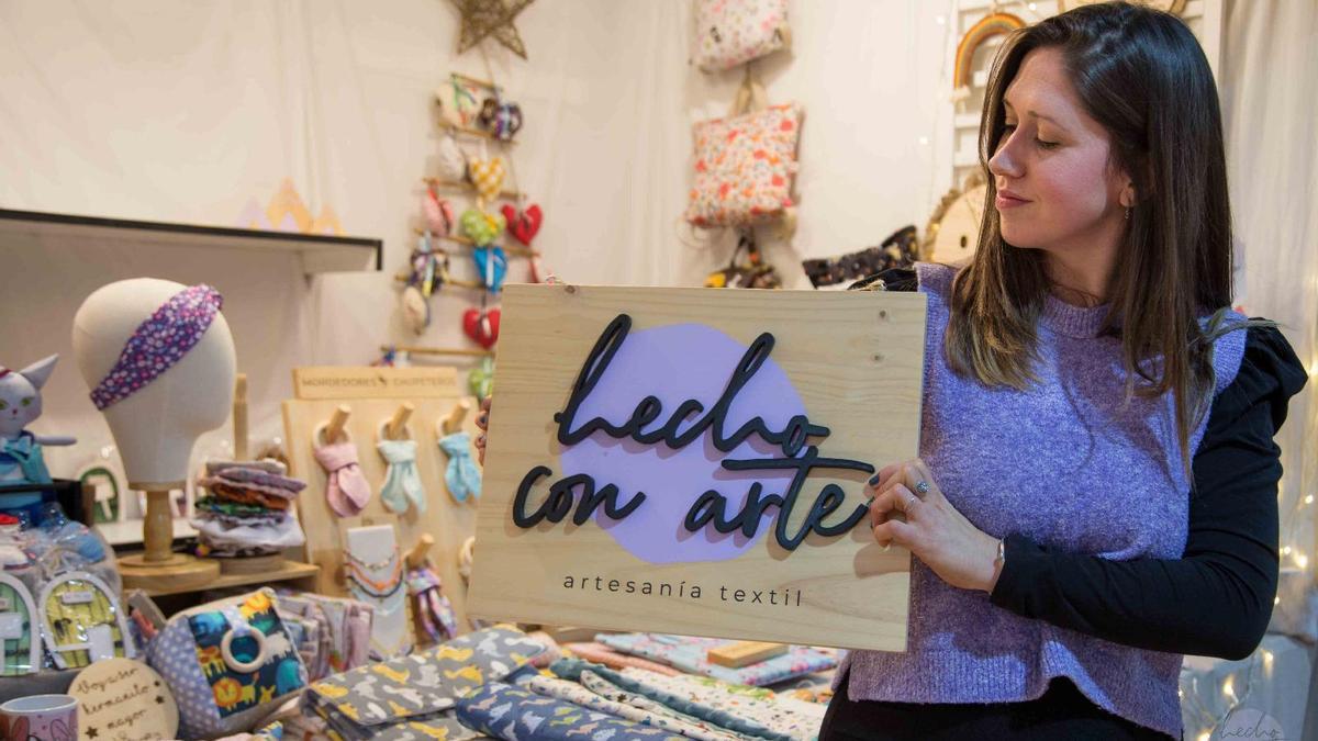 Leire Don Castillero junto a un puesto con sus creaciones