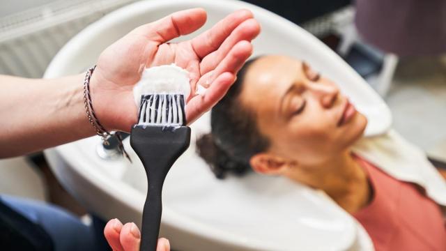 Las mechas y los tintes son los tratamientos más pedidos en las peluquerías. / N.G. Las mechas y los tintes son los tratamientos más pedidos en las peluquerías.