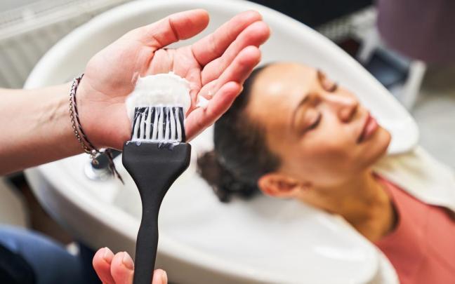 Las mechas y los tintes son los tratamientos más pedidos en las peluquerías. / N.G. Las mechas y los tintes son los tratamientos más pedidos en las peluquerías.