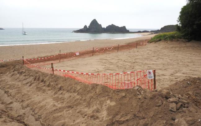 Las labores de demolicion llevadas a cabo por el Servicio de Costas han eliminado todo rastro de la cantina en la playa de Saturraran.