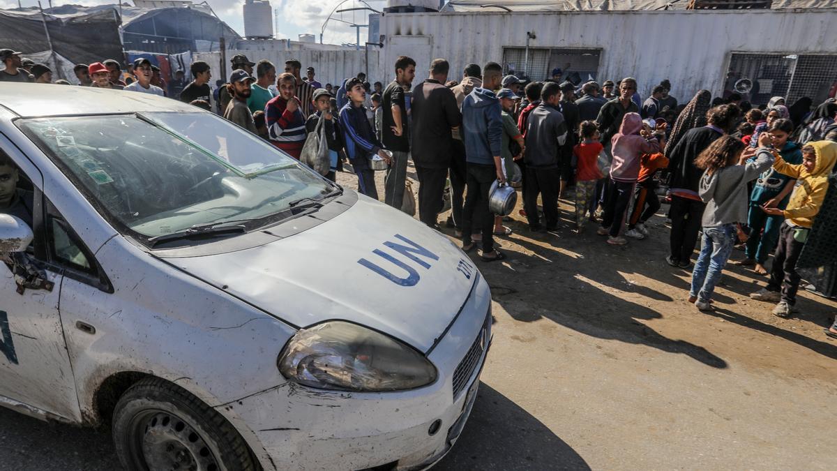 Palestinos esperan para recibir alimentos de la ONU en Gaza