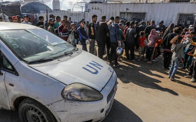 Palestinos esperan para recibir alimentos de la ONU en Gaza