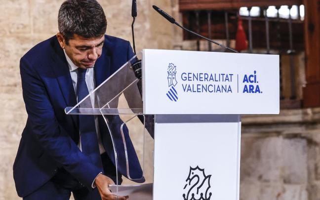 Mazón recoge unos papeles el pasado lunes tras anunciar su dimisión