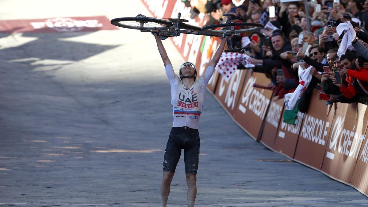Pogacar celebró la victoria de la Strade Bianche elevando su bici.