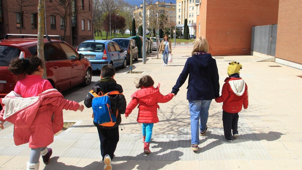 Escolares, en la entrada a un centro educativo.