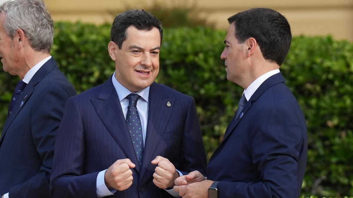 Moreno Bonilla e Imanol Pradales charlan a su llegada a la Conferencia de Presidentes celebrada en junio en Barcelona.