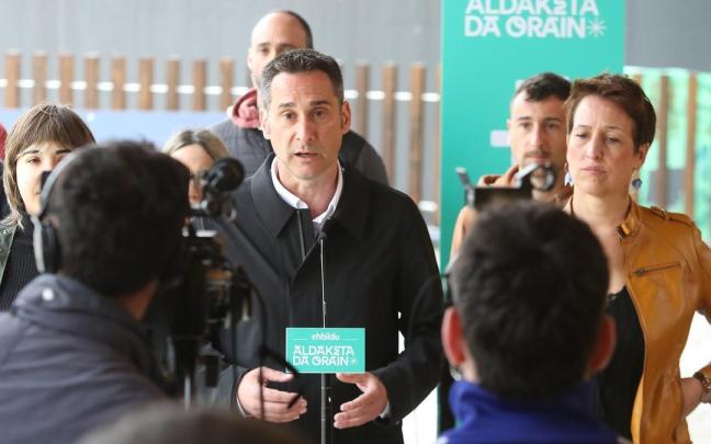 El candidato de EH Bildu por Bizkaia, Iker Casanova, en un acto de campaña
