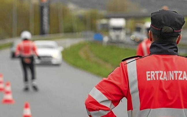 La Ertzaintza controlará las carreteras hasta el domingo. / E.P: La Ertzaintza controlará las carreteras hasta el domingo.
