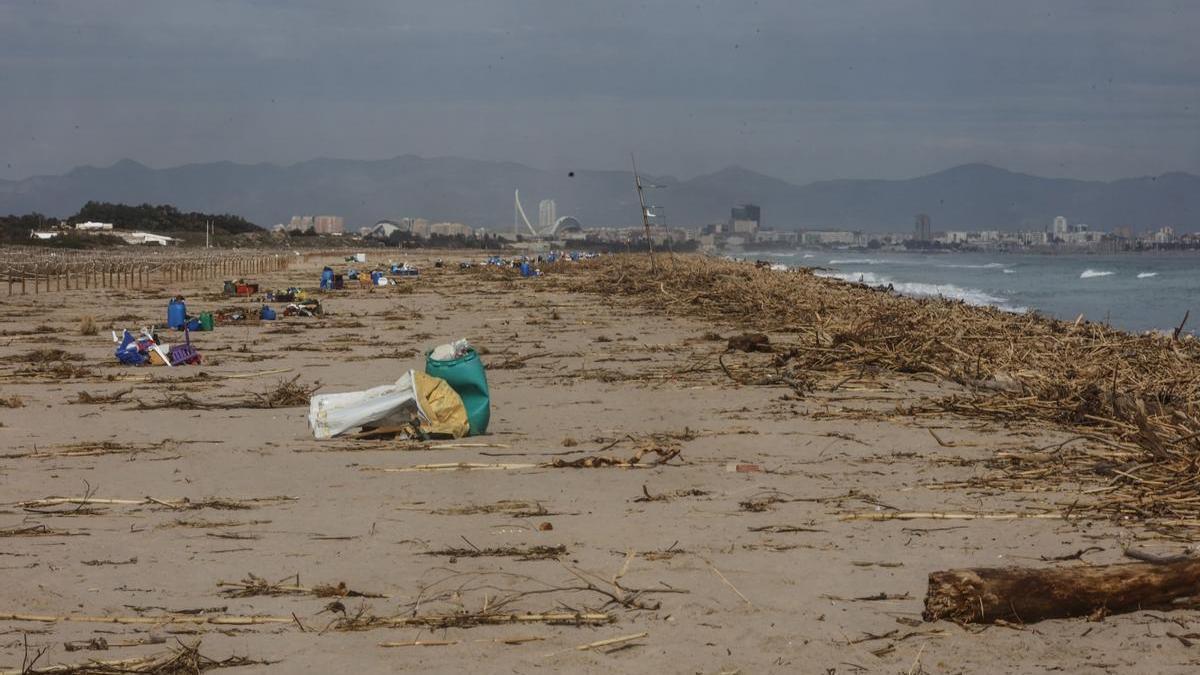 Residuos en el litoral valenciano de la dana que asoló Valencia hace dos semanas.