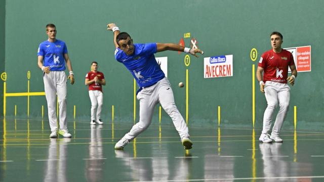 Larrazabal golpea la pelota ante la mirada de Peña II en el partidos del Parejas disputado en Etxebarri.