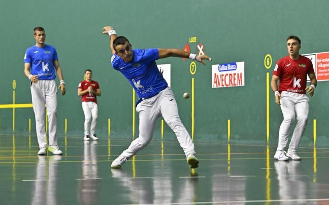 Larrazabal golpea la pelota ante la mirada de Peña II en el partidos del Parejas disputado en Etxebarri.