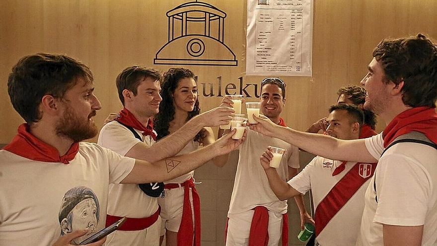 Una cuadrilla brinda con el sorbete de champán más codiciado de estas fiestas en el Gazteluleku.