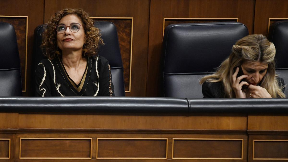 Las ministras María Jesús Montero y Yolanda Díaz en el Congreso.