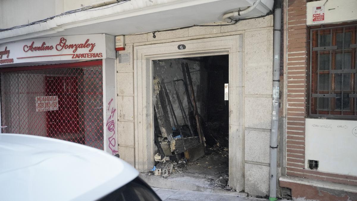 El portal del edificio donde se ha producido el fuego, en la calle Alfonso X el Sabio de Vigo.