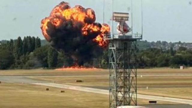 Bola de fuego tras estrellarse una avioneta en el aeropuerto londinense de Southend / X Bola de fuego tras estrellarse una avioneta en el aeropuerto londinense de Southend