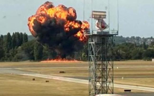 Bola de fuego tras estrellarse una avioneta en el aeropuerto londinense de Southend