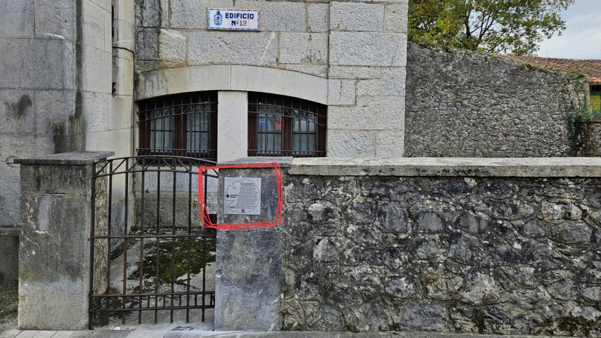 Una de las placas conmemorativas se ha instalado en Kartzeletxea.