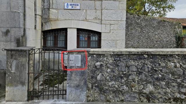 Una de las placas conmemorativas se ha instalado en Kartzeletxea.