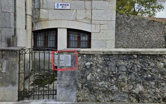 Una de las placas conmemorativas se ha instalado en Kartzeletxea.