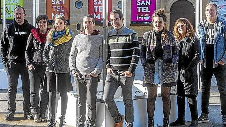 Alaia Martin eta Jon Maia beste bertsolari batzuekin.