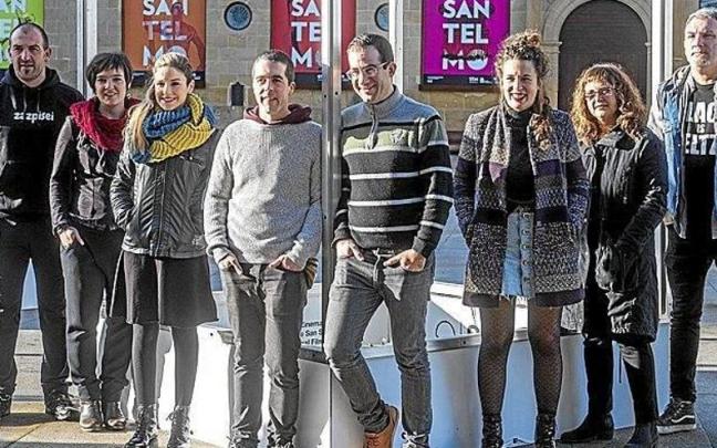 Alaia Martin eta Jon Maia beste bertsolari batzuekin.