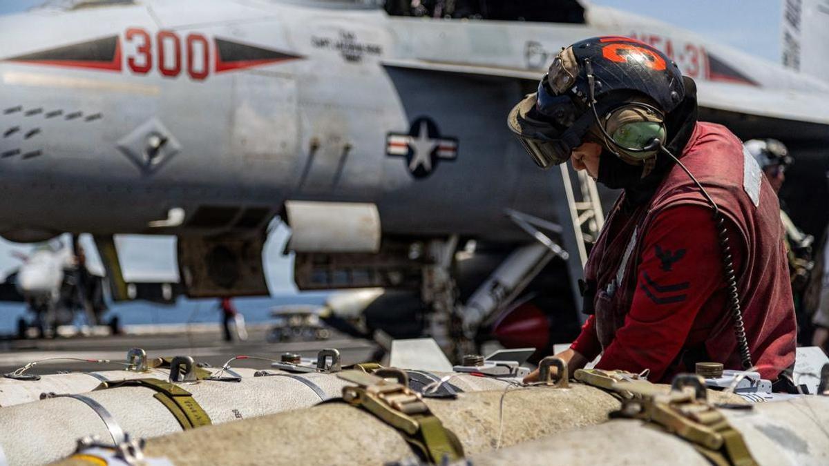 Irán ataca el centro de Israel mientras el Ejército israelí bombardea Teherán