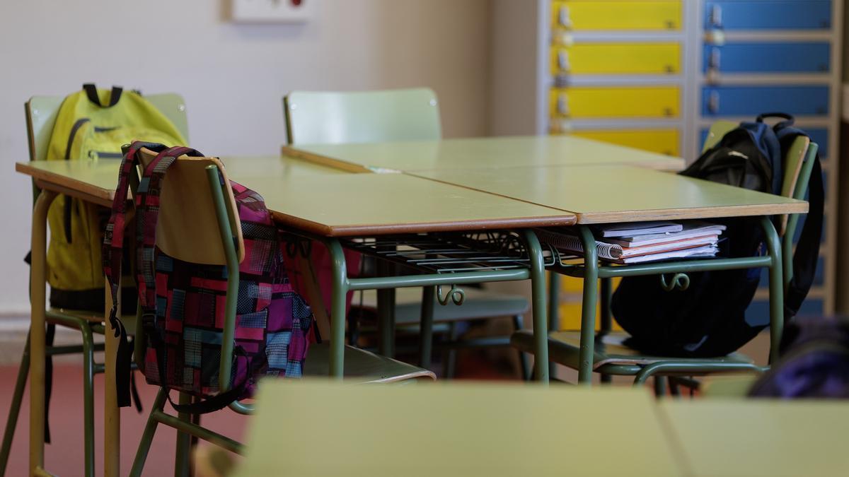 Pupitres en un aula escolar
