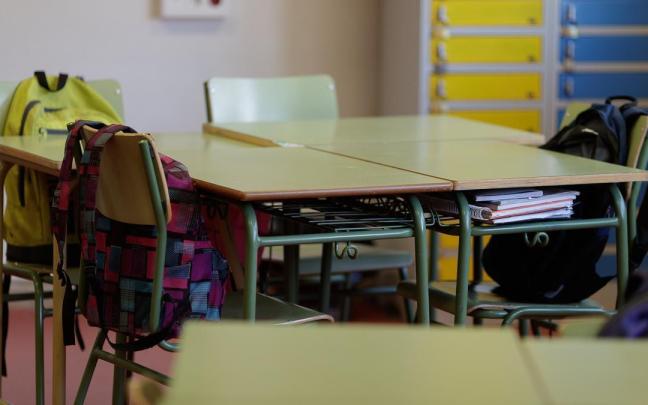 Pupitres en un aula escolar / EP Pupitres en un aula escolar