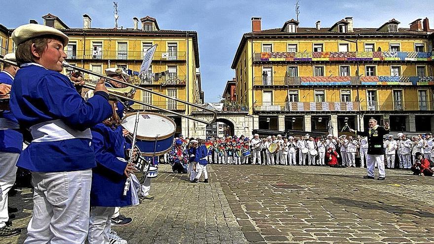 El encuentro de las txarangas de Asteartita lució como nunca ayer en la plaza Euskal Herria.