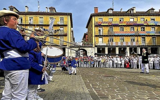 El encuentro de las txarangas de Asteartita lució como nunca ayer en la plaza Euskal Herria. El encuentro de las txarangas de Asteartita lució como nunca ayer en la plaza Euskal Herria.