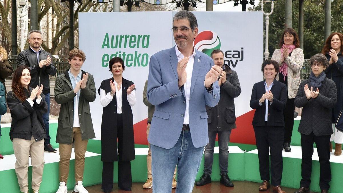 Eneko Goia, y detrás los miembros que le acompañan en su candidatura