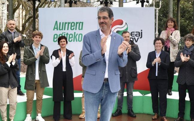 Eneko Goia, y detrás los miembros que le acompañan en su candidatura
