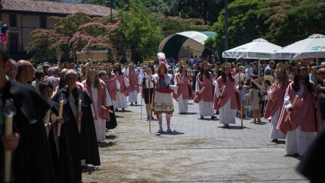 El ritual procesional del Corpus, con San Miguel, los Apostoles y cofrades en primer plano.