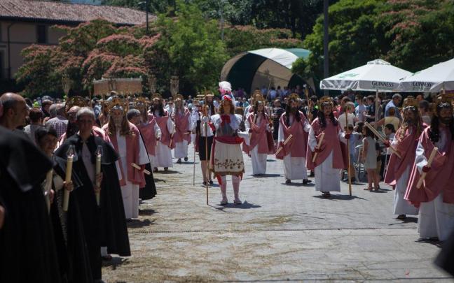 El ritual procesional del Corpus, con San Miguel, los Apostoles y cofrades en primer plano.