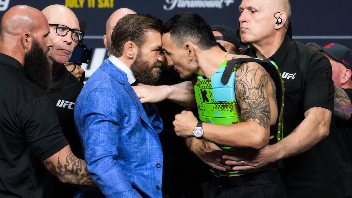 Conor McGregor y Max Holloway, durante la presentación del combate.