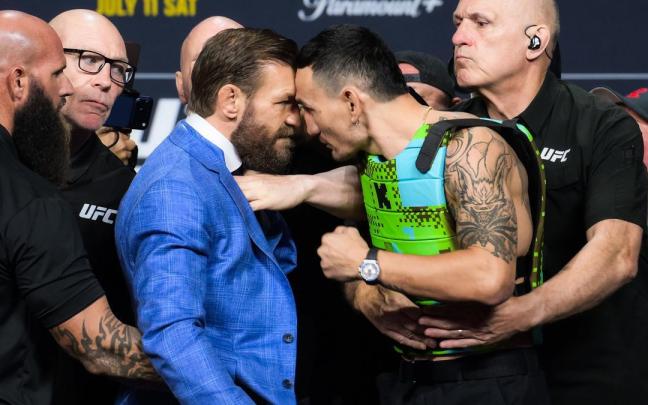Conor McGregor y Max Holloway, durante la presentación del combate.