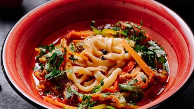 Konjac con calabacín, salsa de tomate y zanahoria.