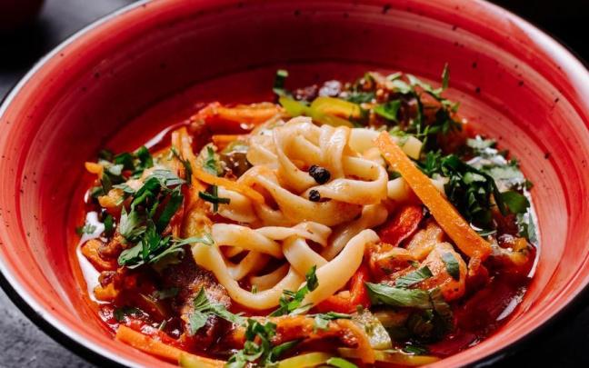 Konjac con calabacín, salsa de tomate y zanahoria.