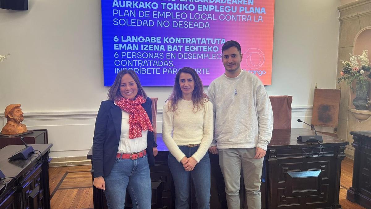 Jesica Ruiz, Arantza Maiztegi e Iker Txertudi en la presentación del Plan de Empleo Local
