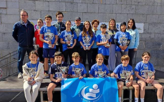 Los más rápidos en las carreras para corredores de 5º de Primaria en adelante recibieron trofeos como premio a su actuación / Aitor Zabala Los más rápidos en las carreras para corredores de 5º de Primaria en adelante recibieron trofeos como premio a su actuación